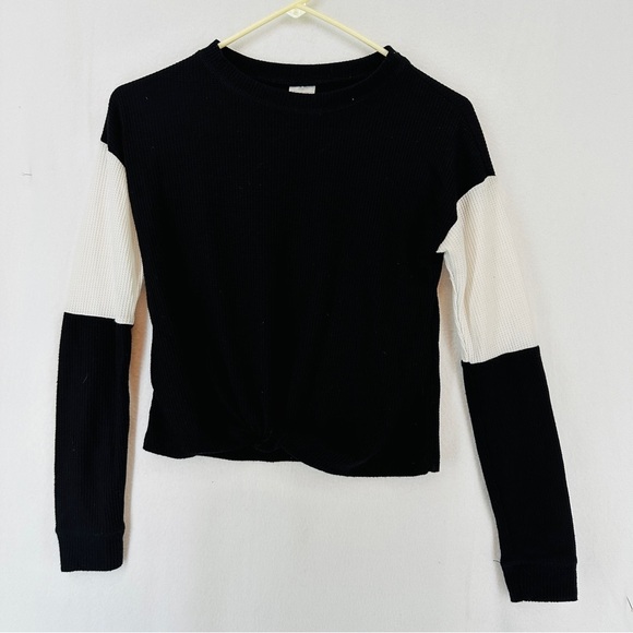No Boundaries Two Tones Cropped Pullover Sweater Woman’s Size XS BLACK WHITE - Picture 1 of 8